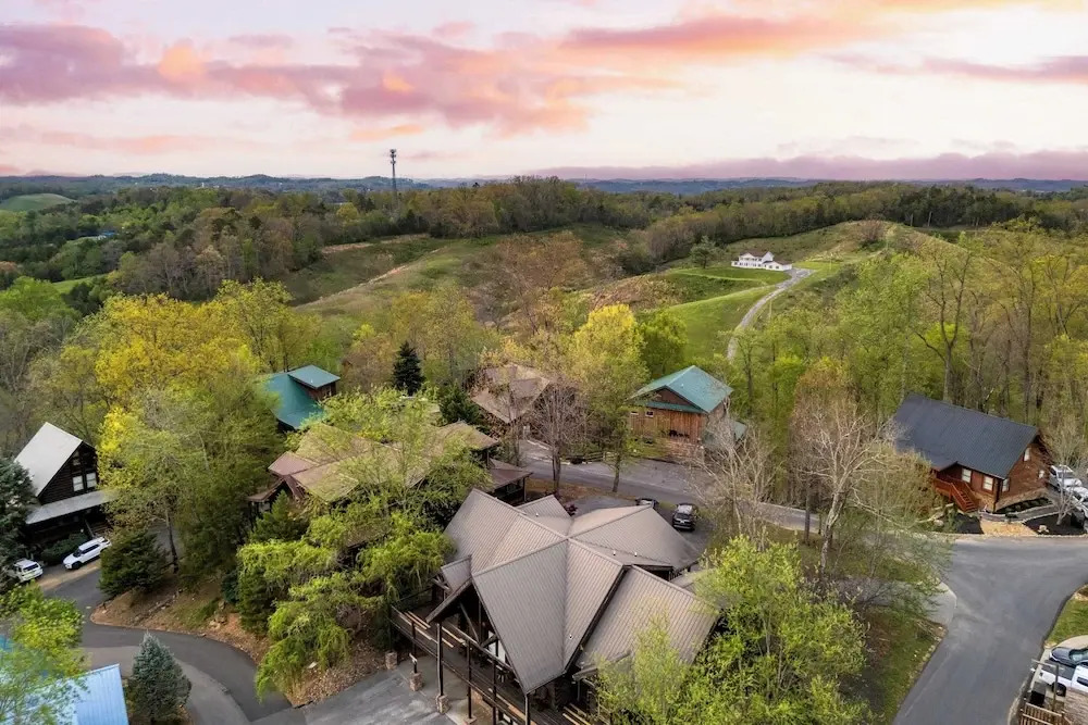 Alpine Mountain Lodge by Avantstay Sleeps 19 Luxury Cabin Game Room, Hot Tub Dollywood