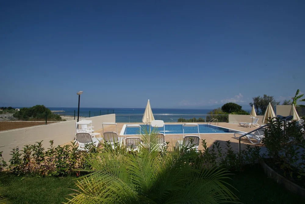 Apartment In Residence With Pool
