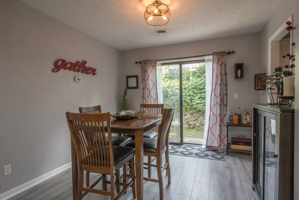 Charming 2BR Townhouse w Patio Walk to Main St
