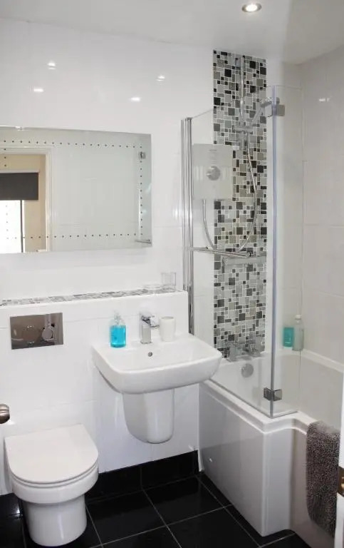 City Centre Town House with Riverside Views and Free Parking 1BAK