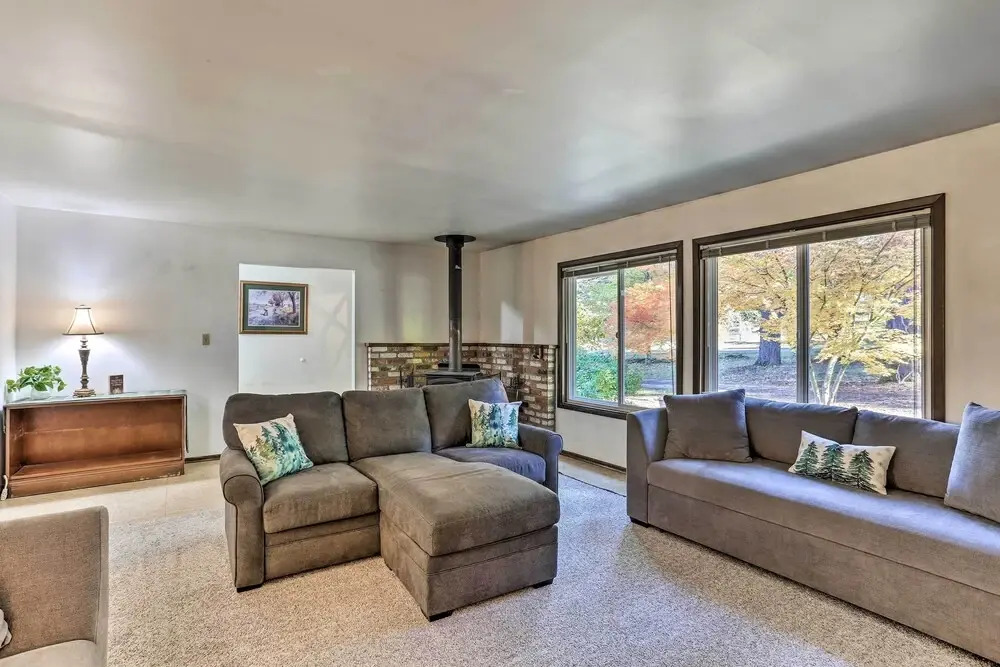 Willow Creek Hideaway w/ Deck, 1 Mi to River!