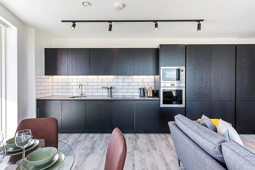 Beautiful 2 Bed Icon Tower Flat 5