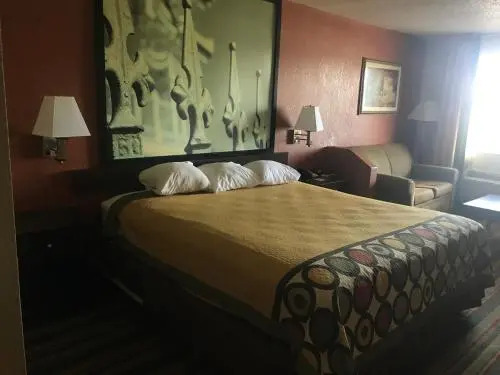 Super 8 by Wyndham Monroe