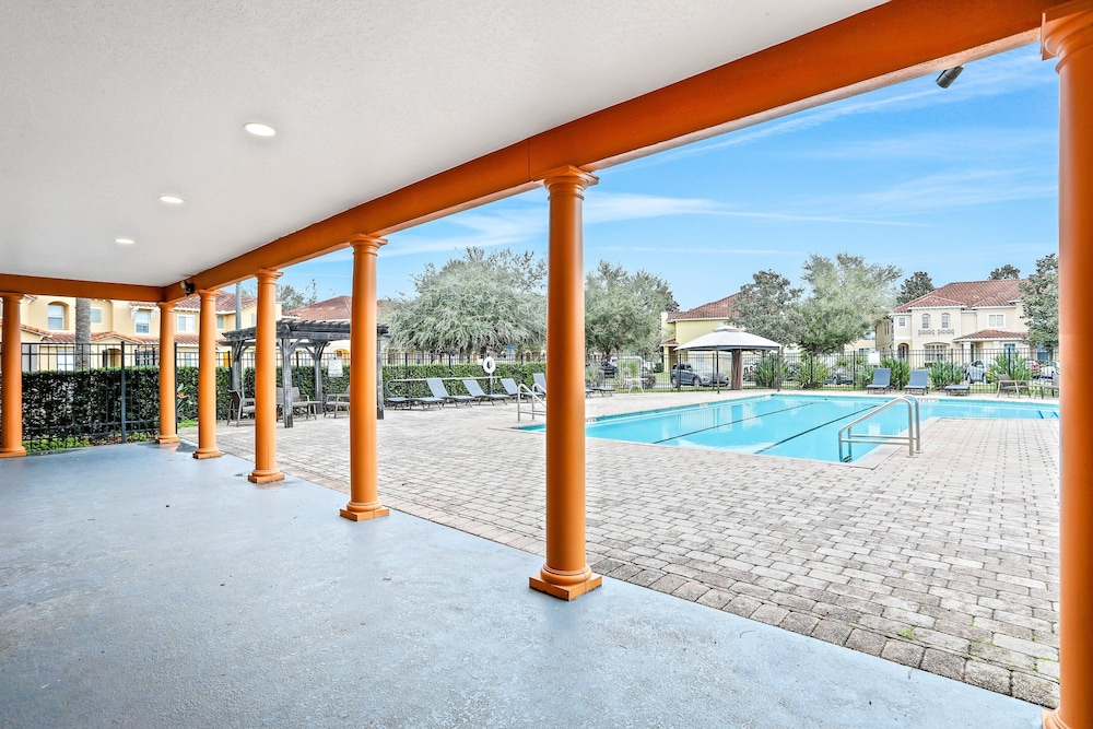 Dog-friendly Townhouse Near Disney With Outdoor Pool, Patio, Streaming, W/d, AC
