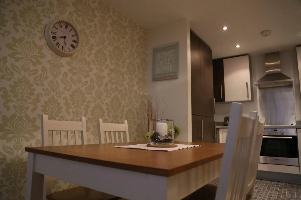 Apartment in Milton Keynes Near Canary Karaoke