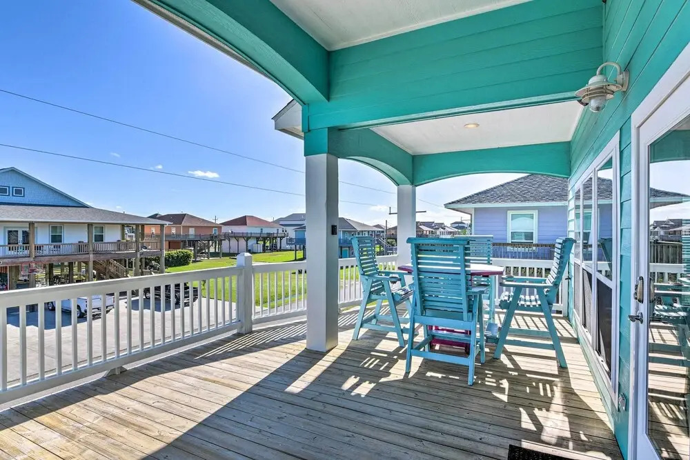 Deck & Fire Pit: Gulf Coast Gem in Crystal Beach!