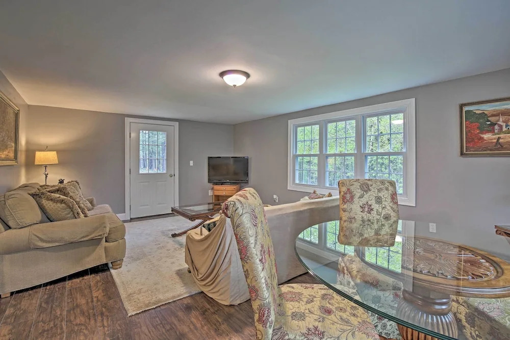 Beautiful Lenox Home, 3 Mi to Shakespeare & Co!