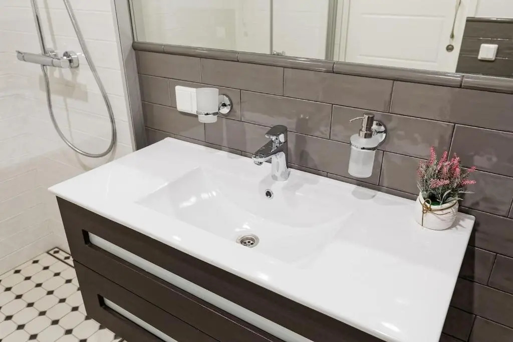 Central apartments, Quiet with Free Parking and AC