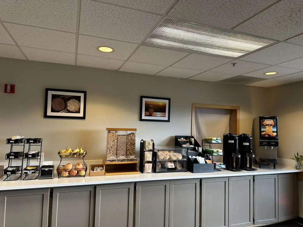 Eagle's View Inn & Suites