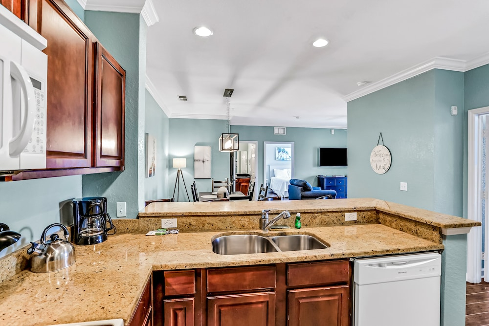 Fantastic Lake-view Condo With Pool, hot Tub, Balcony, AC & Kitchen -near Disney