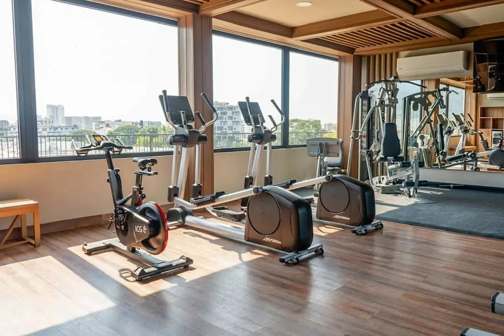Modern Condo With Rooftop Pool, Balcony, gas Grill & gym Access