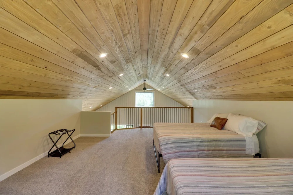 Lakeside Cabin w/ Hot Tub: 3 Mi to Flathead Lake!