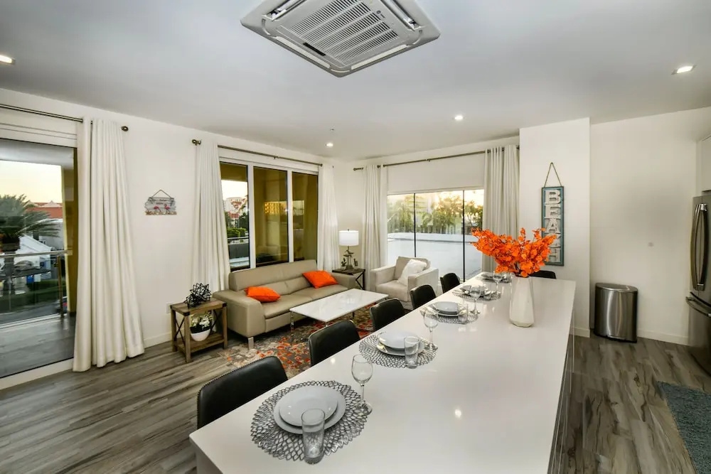 Luxury 2-bedroom Condo Right on the Strip in Palm Beach