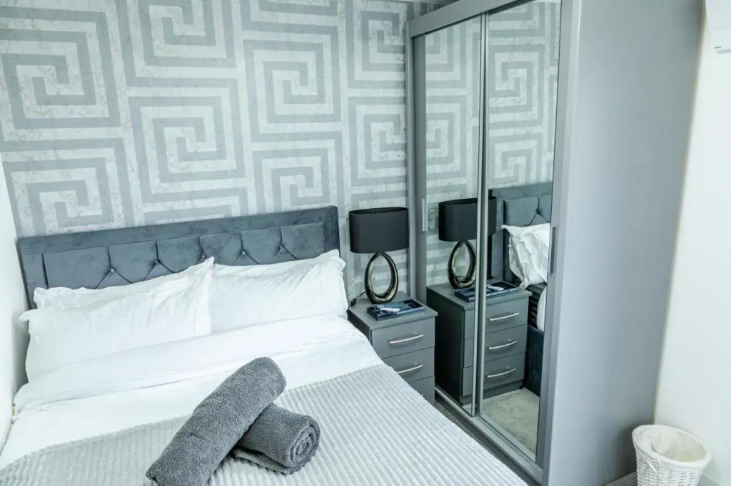 Attractive 2 Bedroom Penthouse with Free Parking