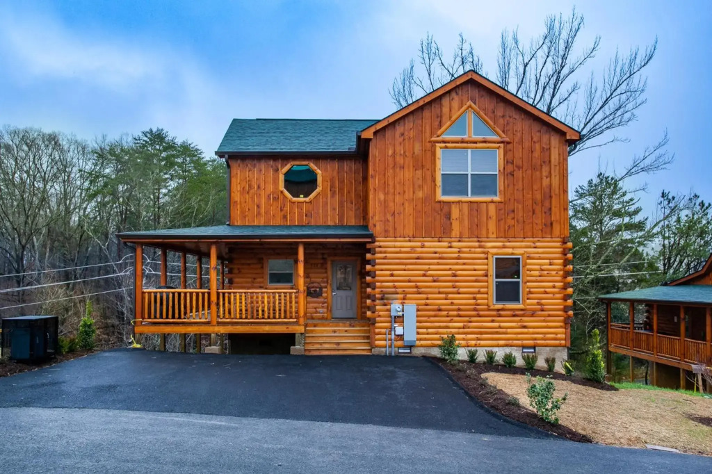Swimming Bears Lodge 2 with Pool, Hot Tub and Theater