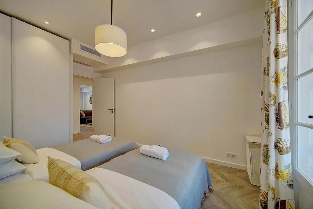 MAGNIFIQUE 3 PIECES RENOVE CANNES CENTRE 'Banane' AVEC VERANDA ! A2B88
