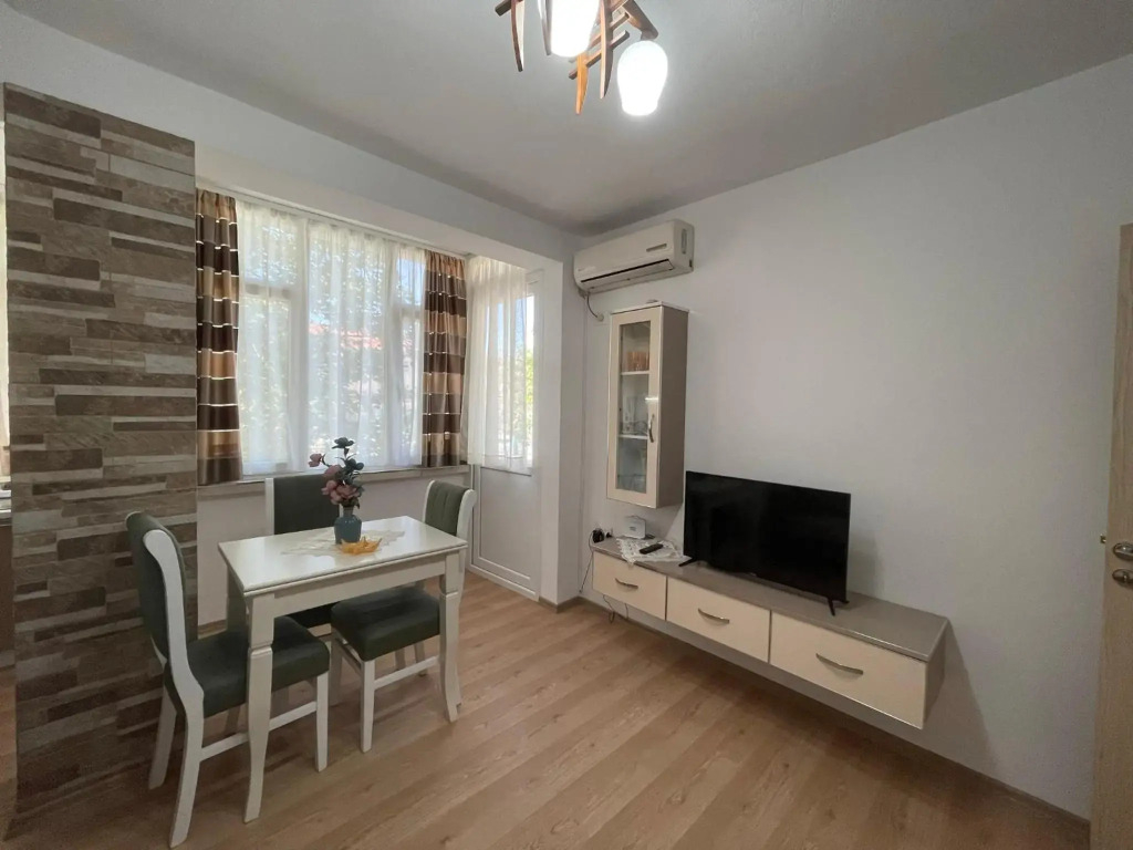 Lovely one-bedroom apartment with private entrance