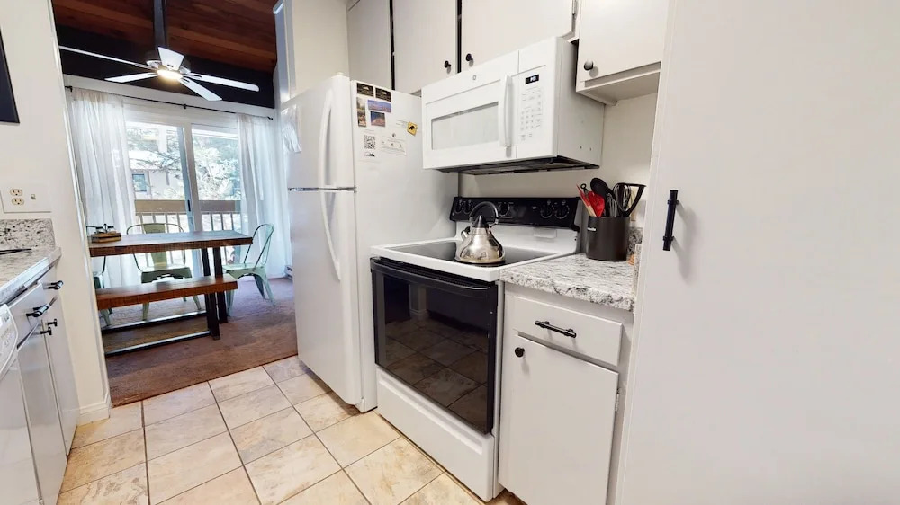 Horizons 4 150 Mountain Rustic, Walk To Shops and Restaurants, On Shuttle Route to Lodges by RedAwning