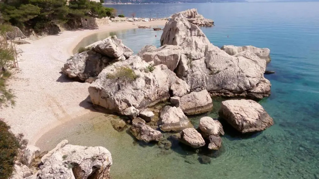 Entire home with a swimming pool for 12 in Marusici