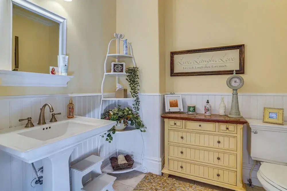 Elegant 6,300-sq-ft Family Home w/ Hot Tub in Orem