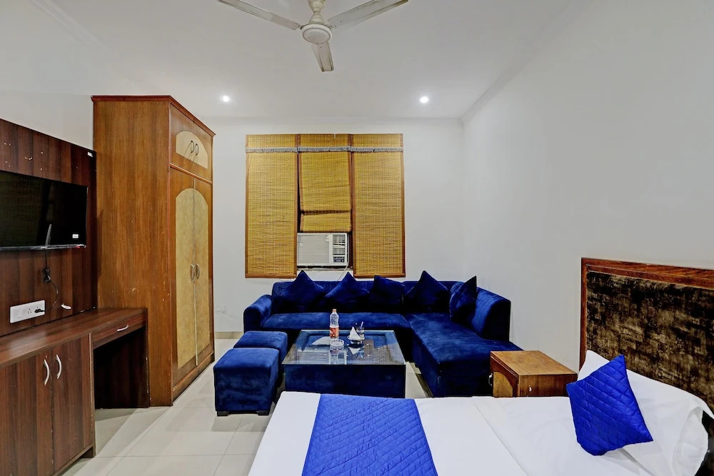 Roomshala 020 Hotel Black Stone