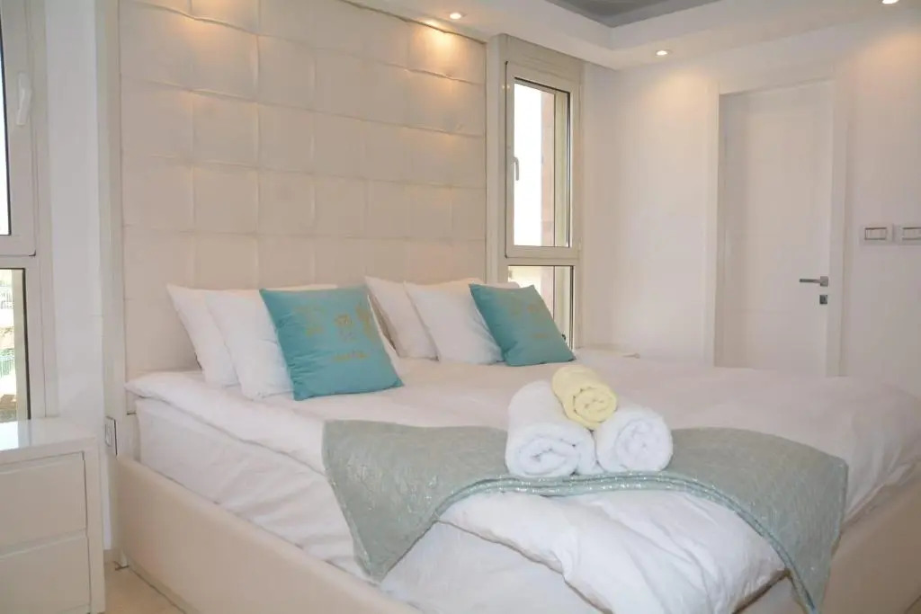 Renovated 3 Bedroom - Residence with Pool next the Beach