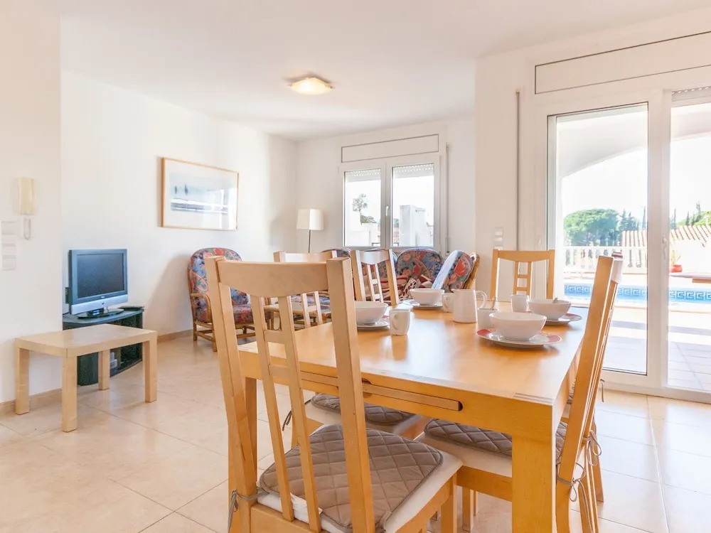 Pretty Holiday Home in L'escala With Swimming Pool
