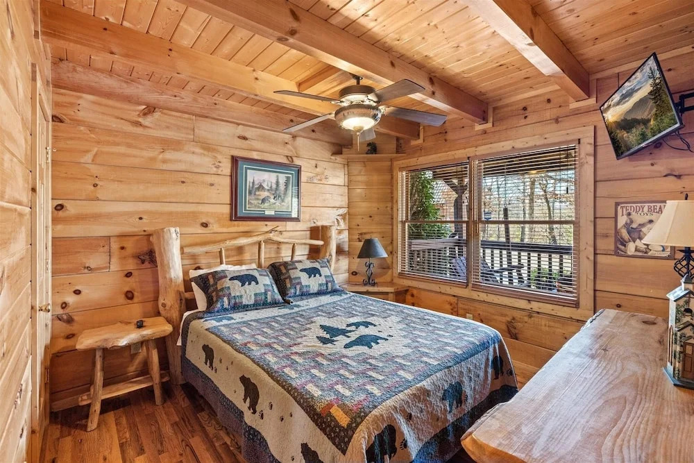 Big Bear Lodge 4 Bedroom Cabin by RedAwning