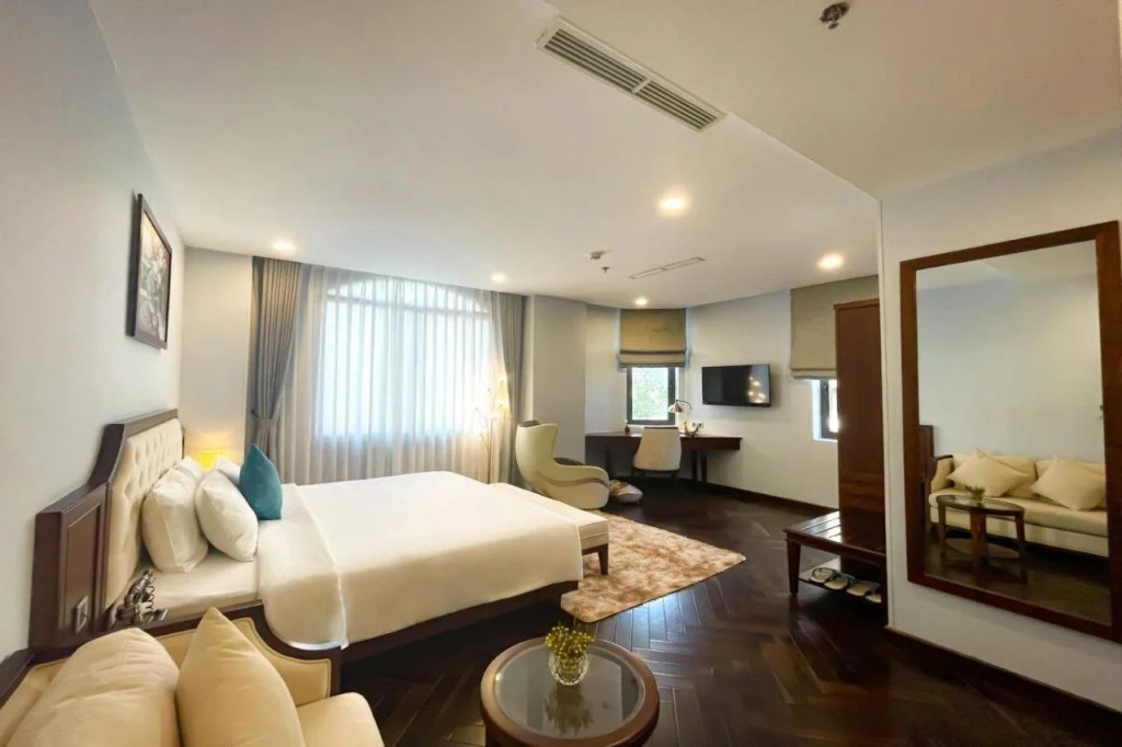 Happy Life Grand Hotel & Rooftop Skybar