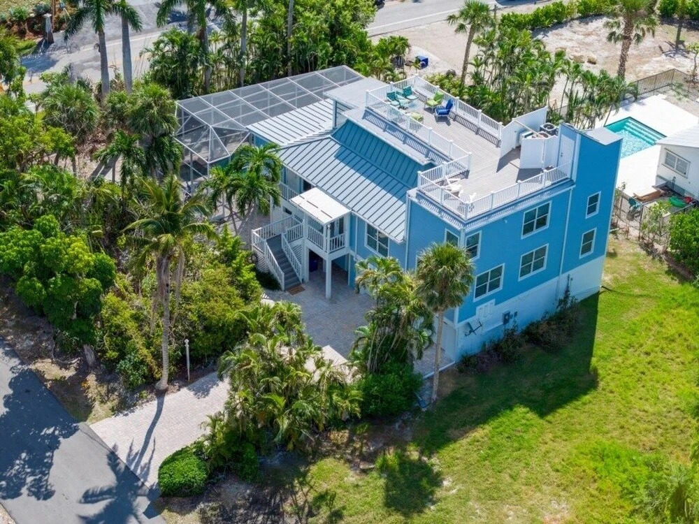 Murmond 5 Bedroom Home by RedAwning