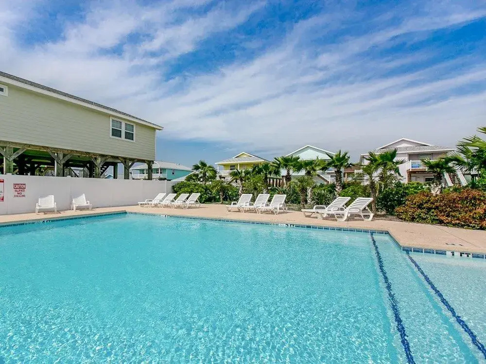 3BR 2BA 1.5 Blocks to Beach by RedAwning