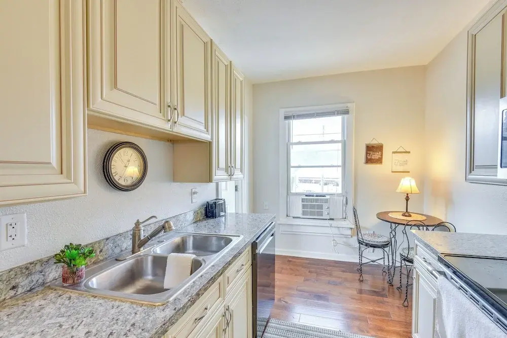 2 Mi to Warren Dunes - Bright Sawyer Apartment!