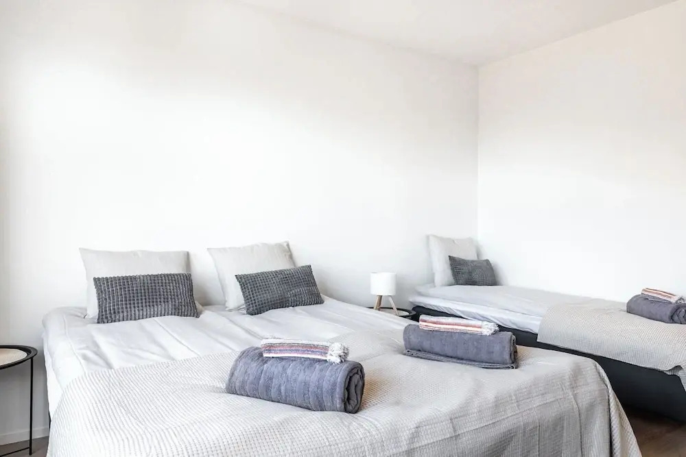1BR Apartments next to Railway Station, Free Parking, Balcony
