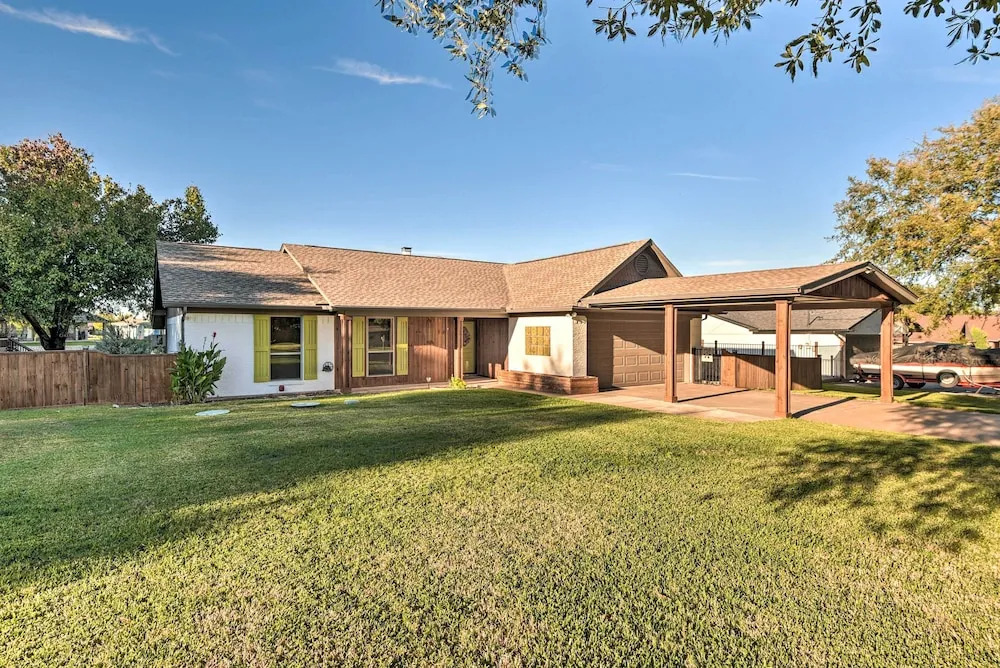 Granbury Home w/ Lake Granbury Access + Dock