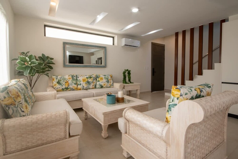 NOK Spacious 3BR Villa with Patio By Vistacana