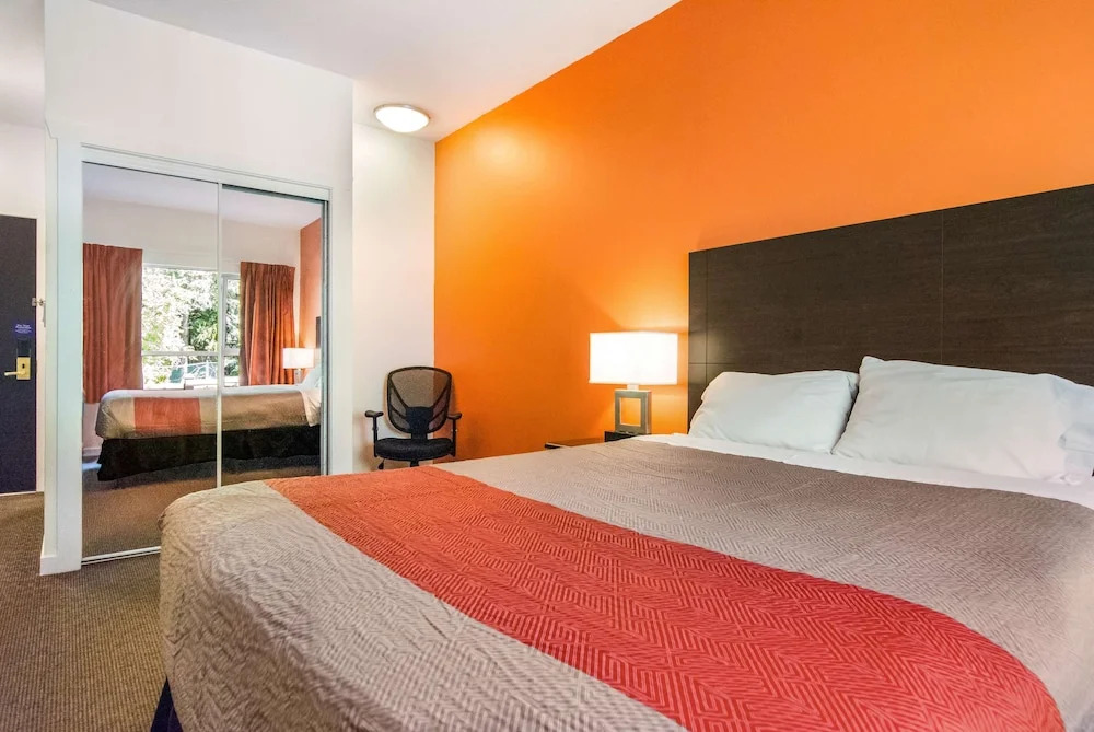 Econo Lodge Surrey