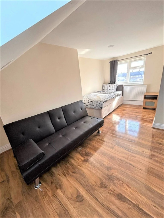 Large & Cozy 5-bed House in a Quiet Dagenham Area