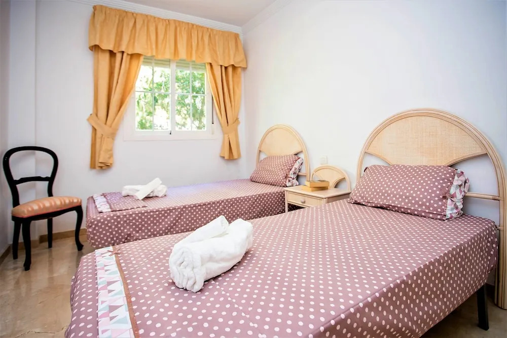 3 bed apartment close to beach BB43