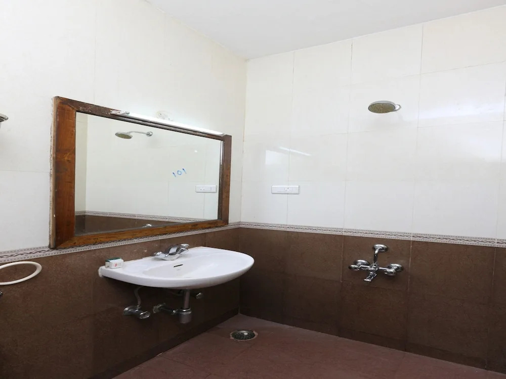 OYO 13807 Hotel Gurupriya