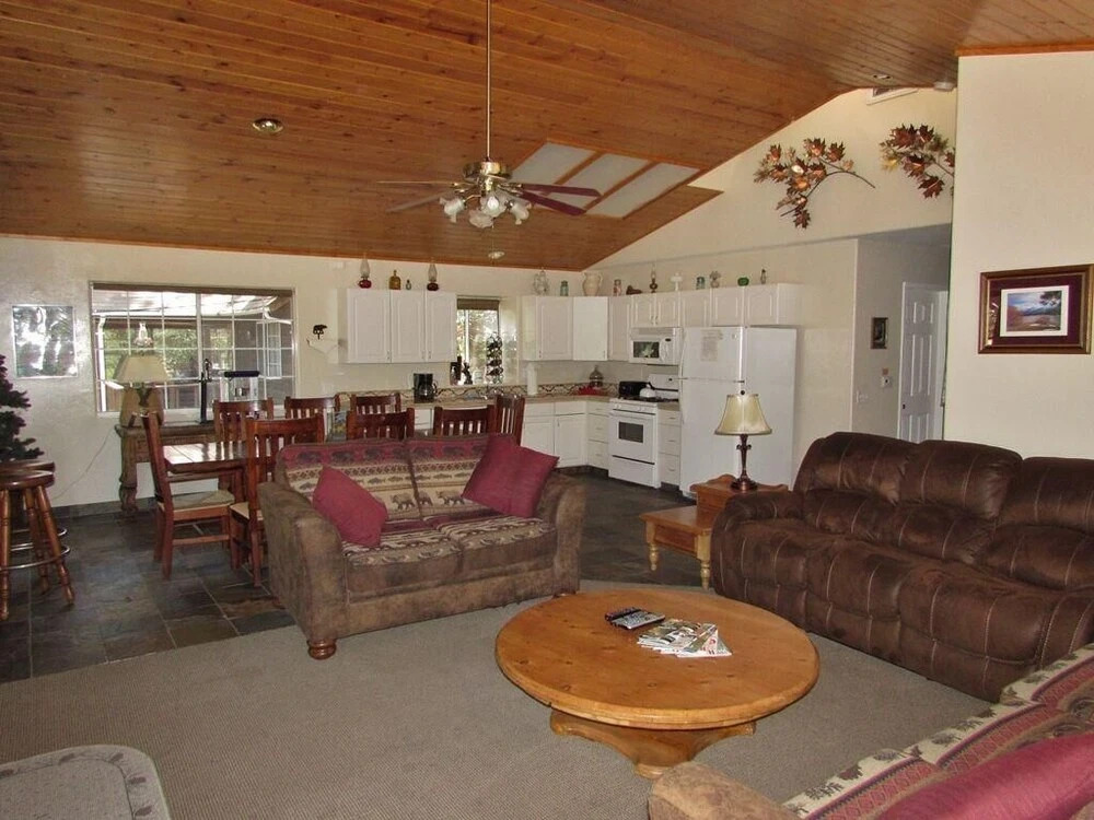 100 Cedar Hideaway Home