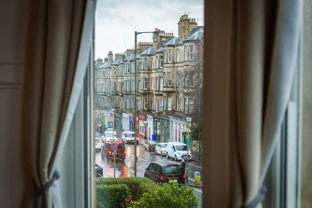 Incredible Victorian 4 Bedroom Apartment