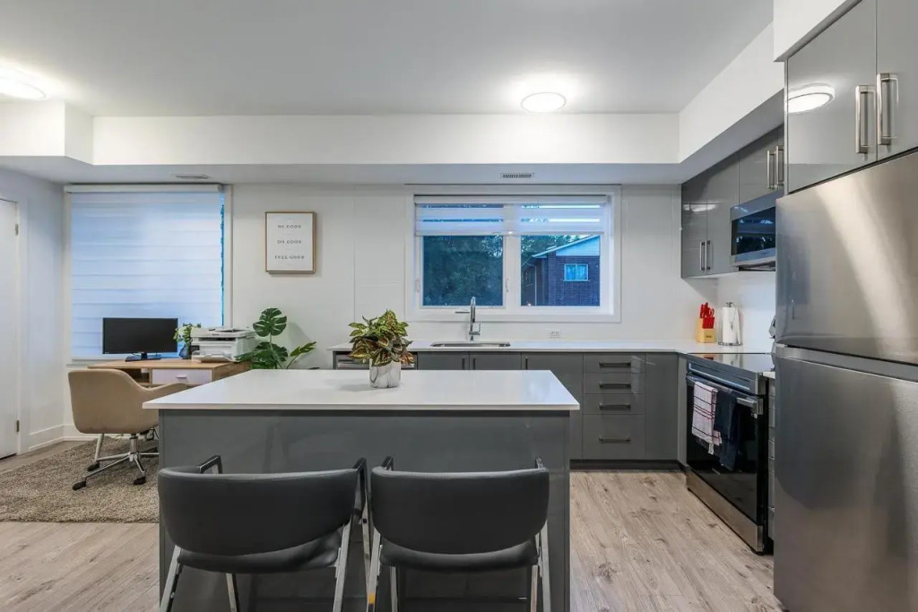 Exquisite 2 Bedroom Apt, mins to the falls.