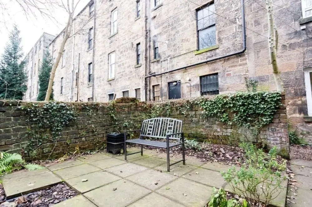 Unwind in a Bright Airy Victorian Apartment in West End!