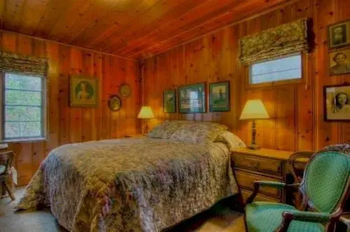 Twin Top Lakefront 6 Br Cabin by RedAwning