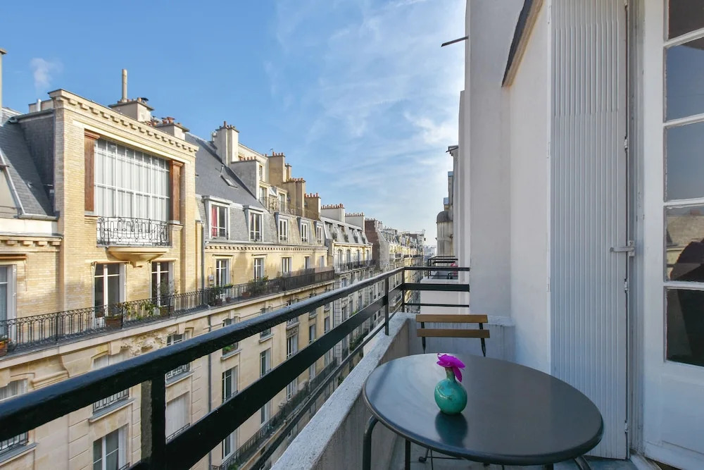 Design apartment with terrace by Weekome