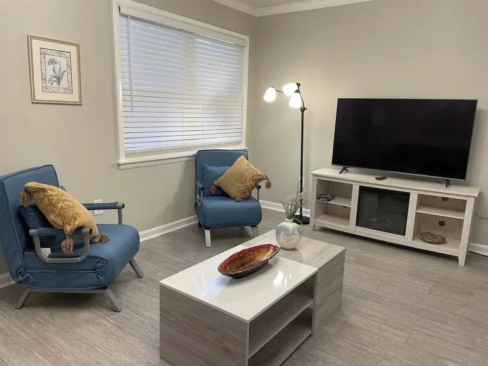 Bright 2BR Townhome Pool & Beach Minutes Away