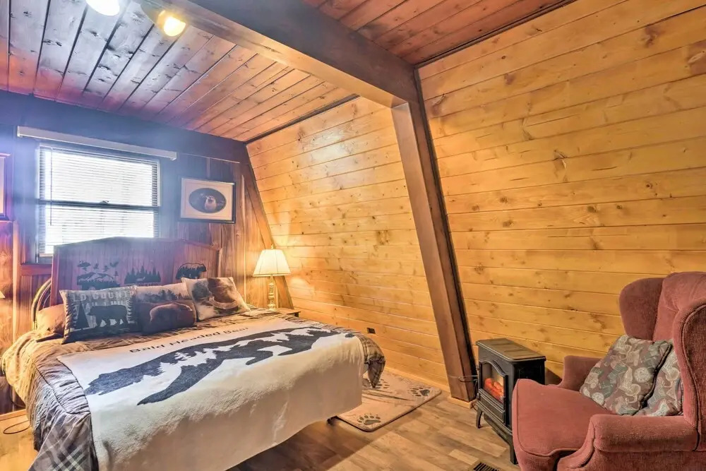 Mtn-View Cabin w/ Deck: 5 Mi to Gatlinburg