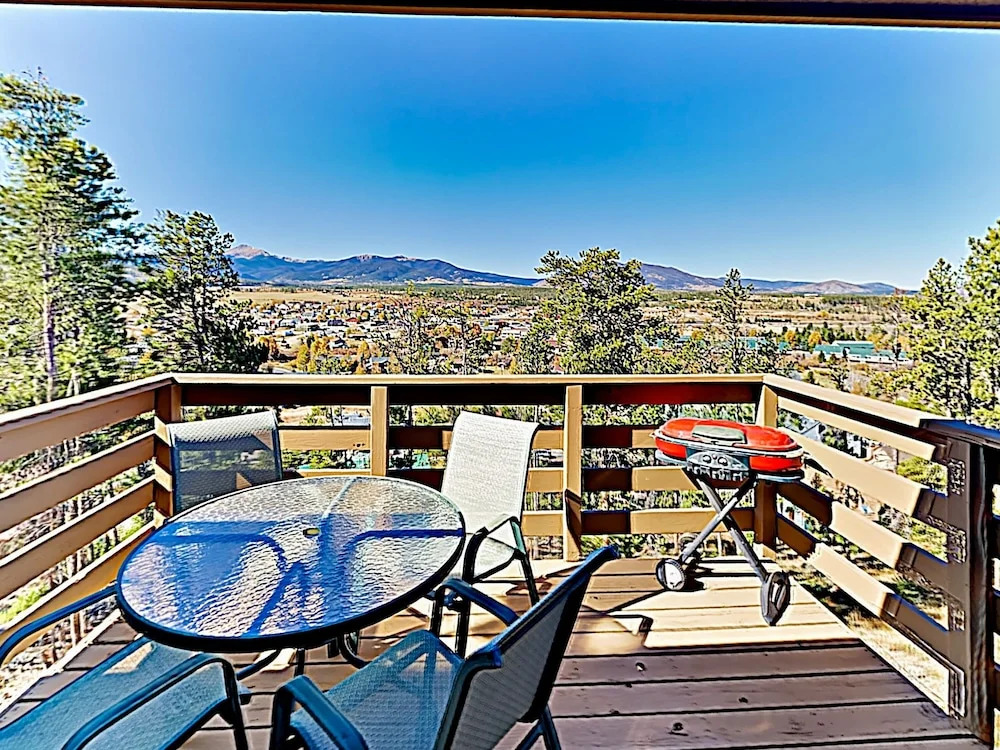 Multi-level Mountain W/ Views & Hot Tub! 3 Bedroom Townhouse