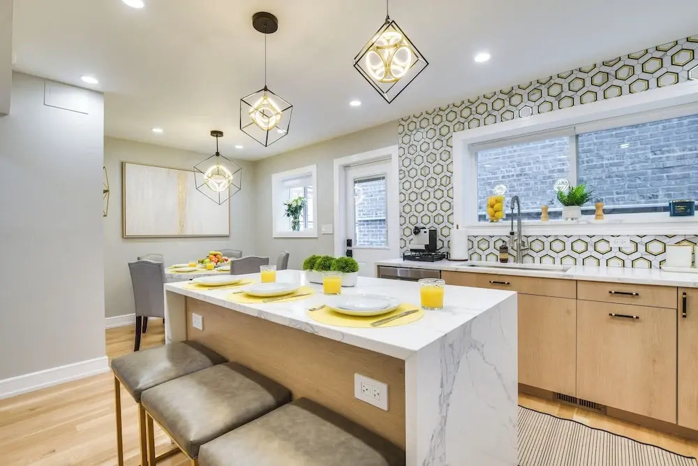 Stylish Chicago Retreat: Walk to Loyola University