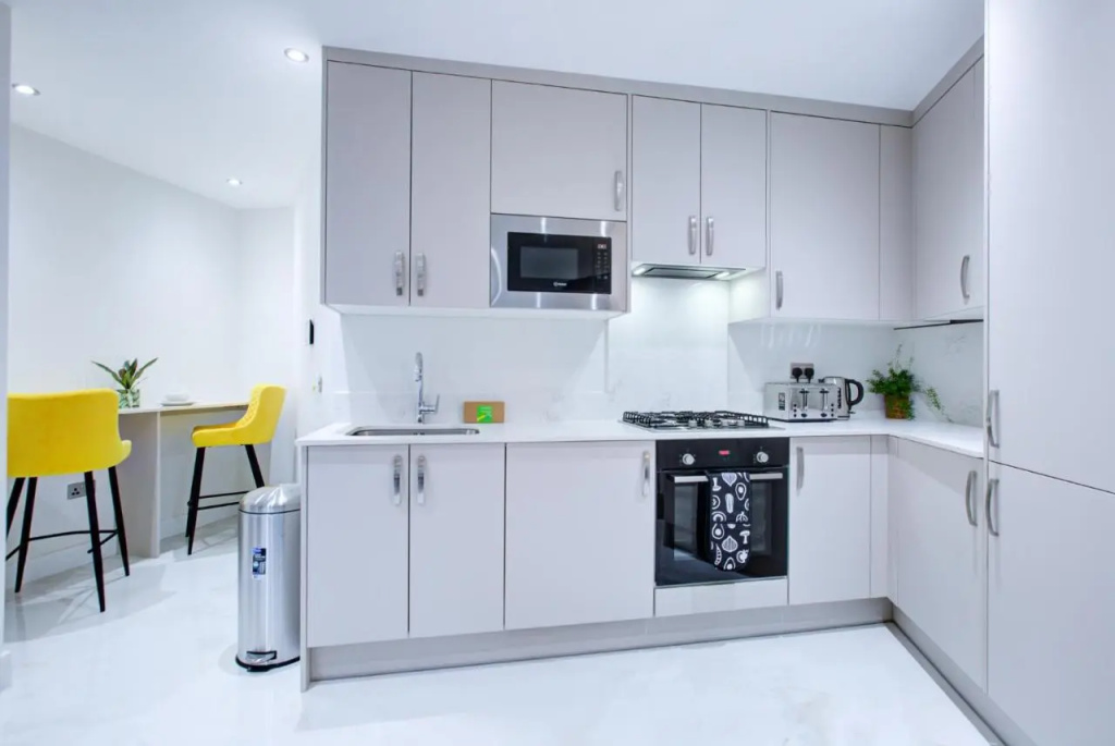 Hybrid Resi - Uxbridge, On-site CAR or VAN parking, near London Heathrow Airport